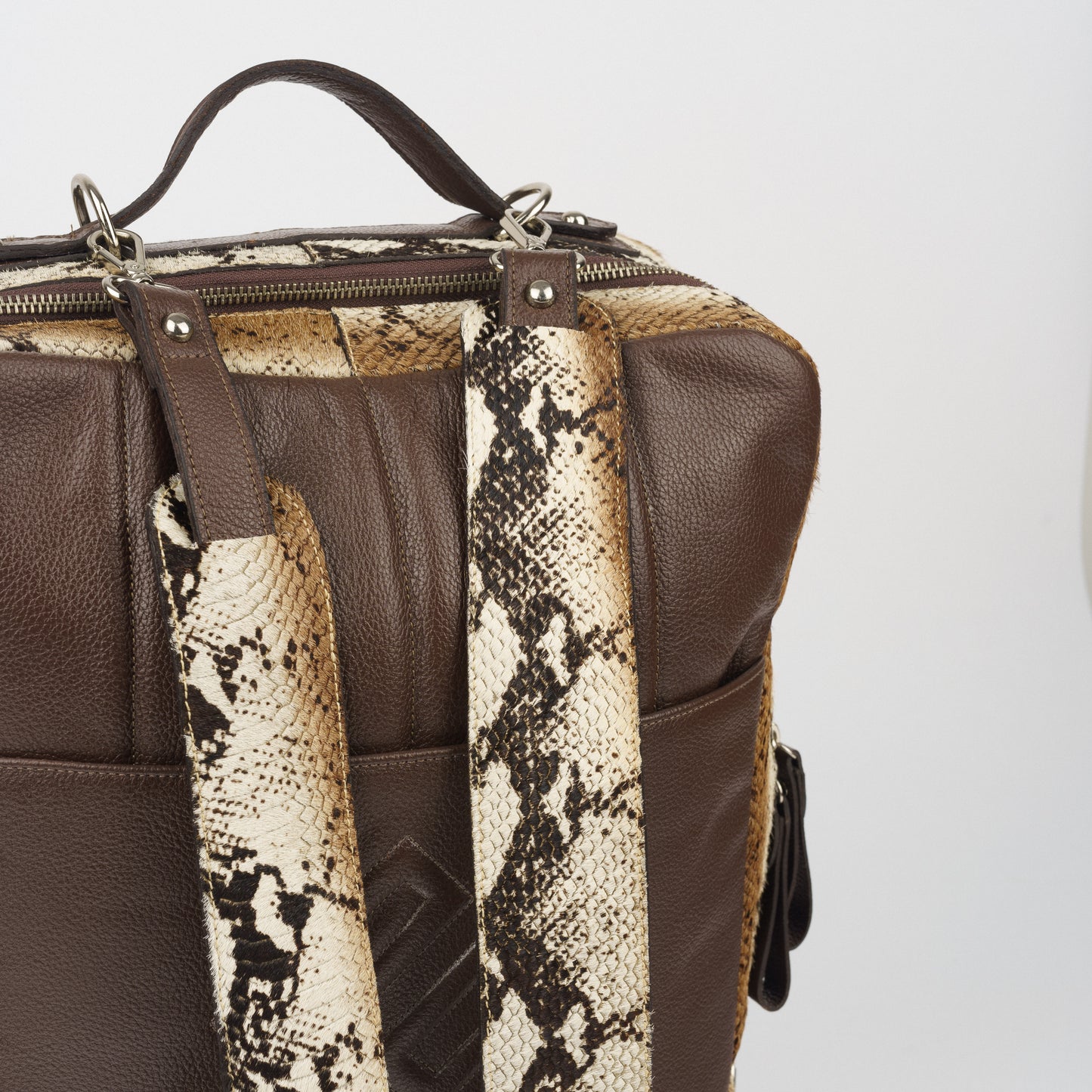Mochila marron – animal print tipo piton