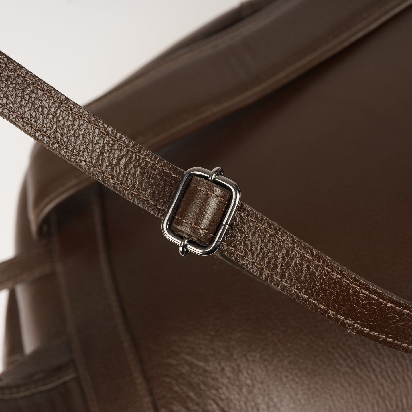 Mochila em pele marron