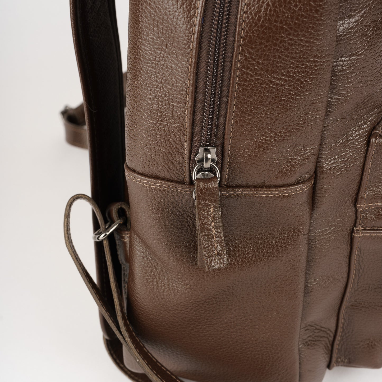 Mochila em pele marron