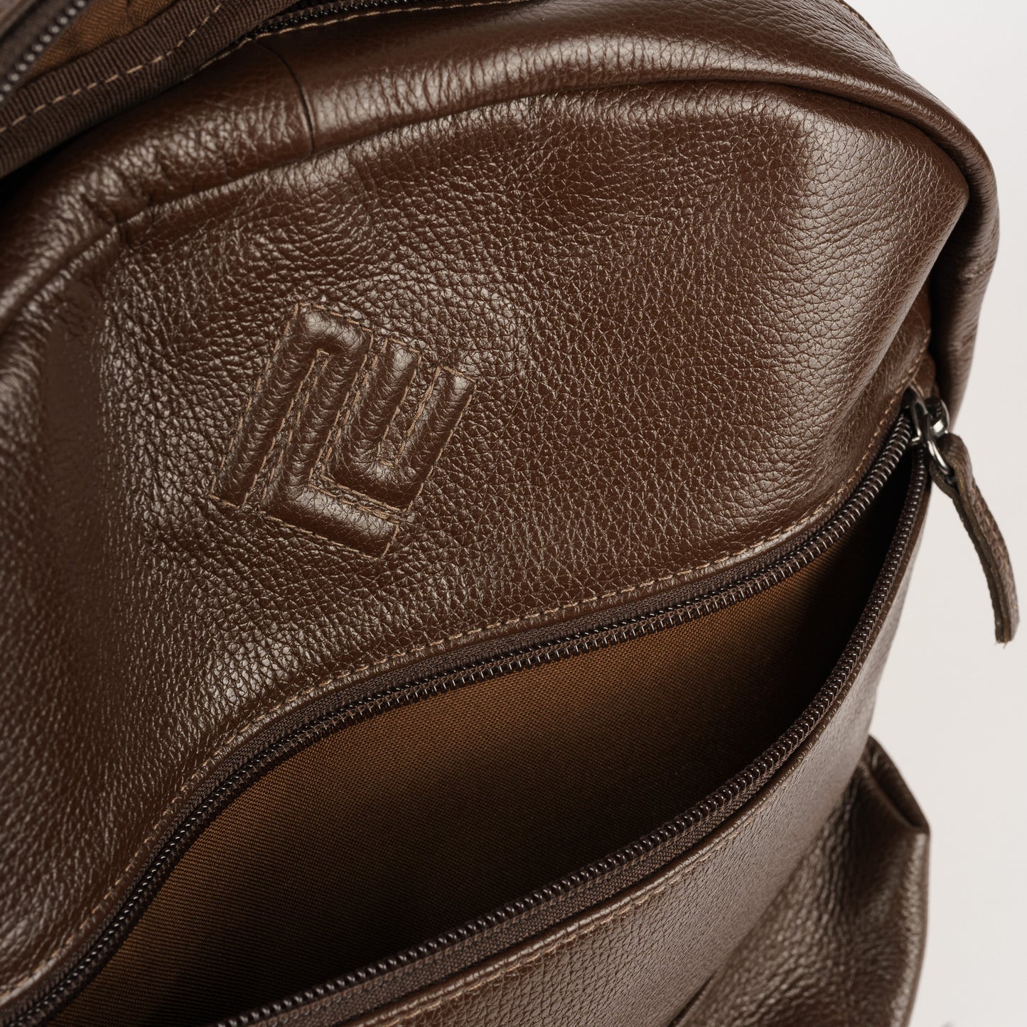 Mochila em pele marron