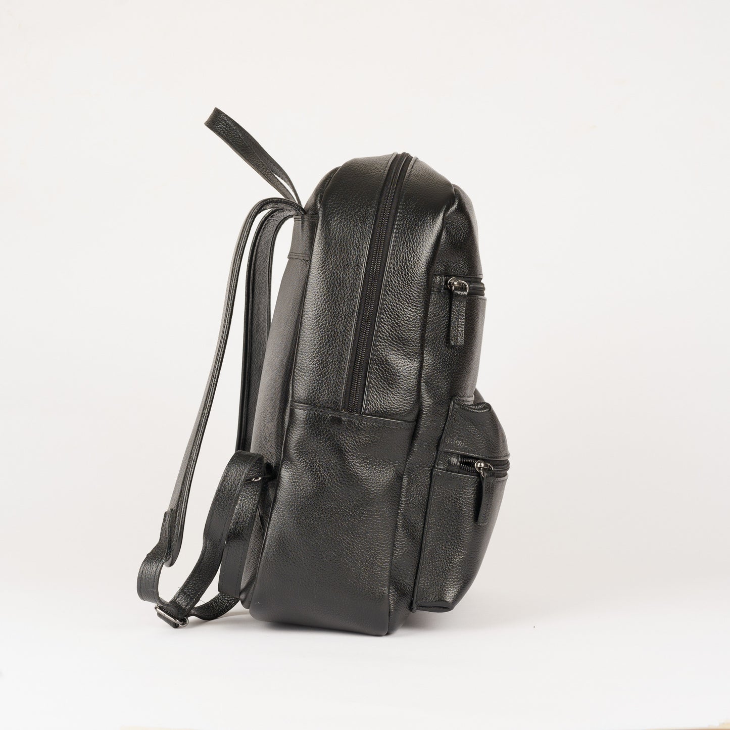 Mochila em pele preta