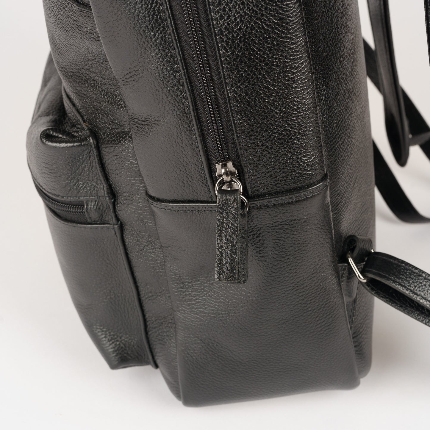 Mochila em pele preta