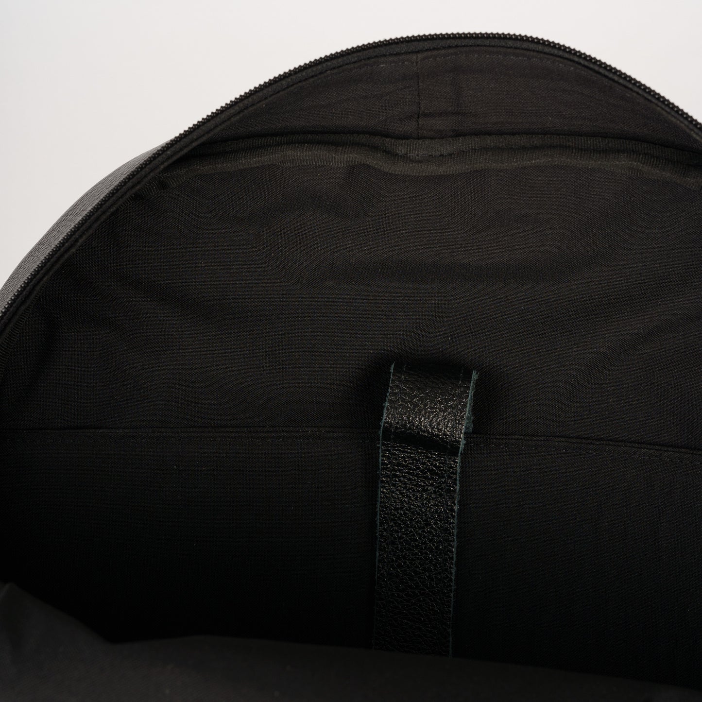 Mochila em pele preta