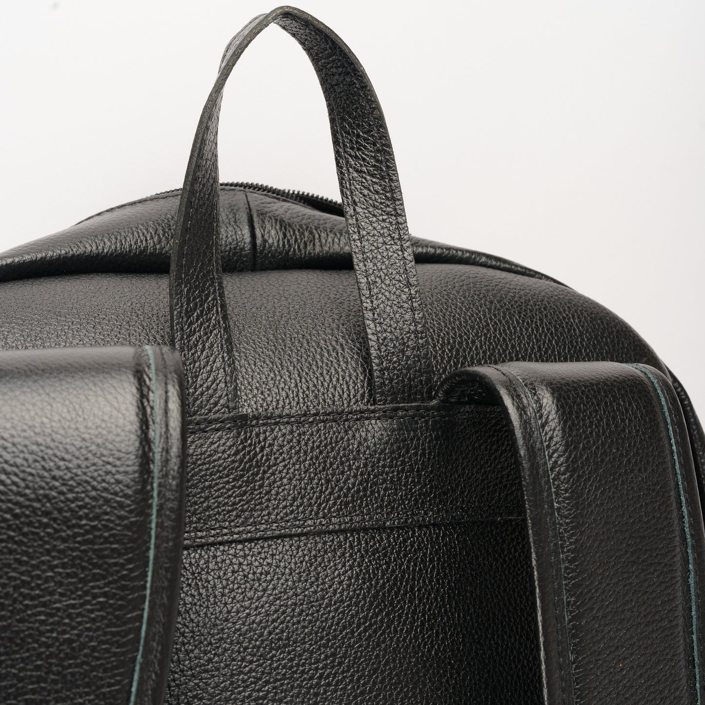 Mochila em pele preta