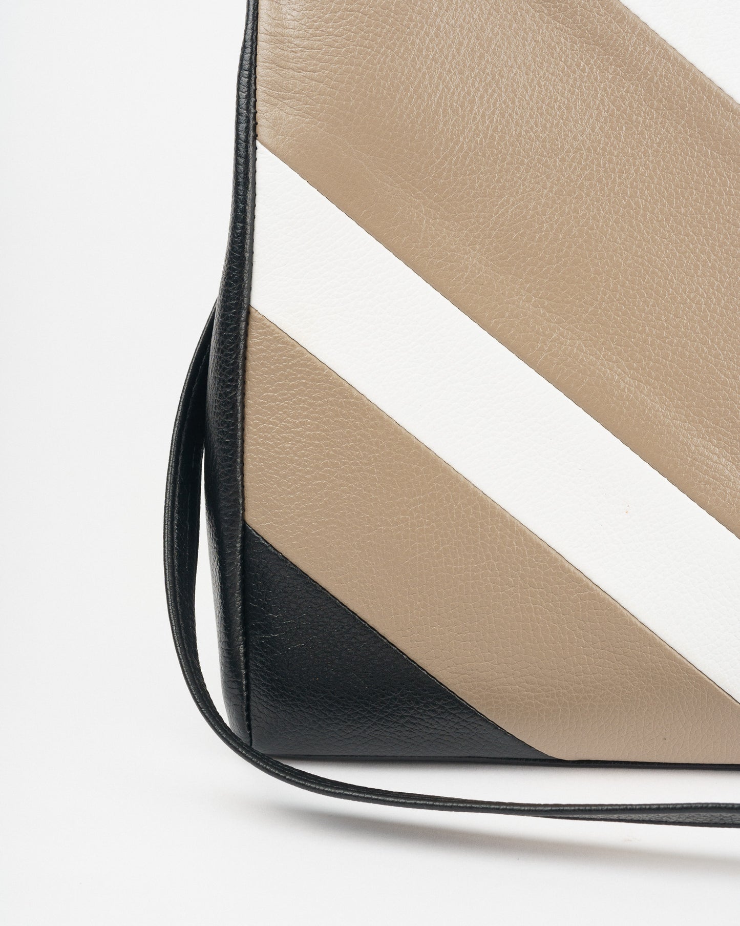Mala Pele Preta com detalhes branco e Nude