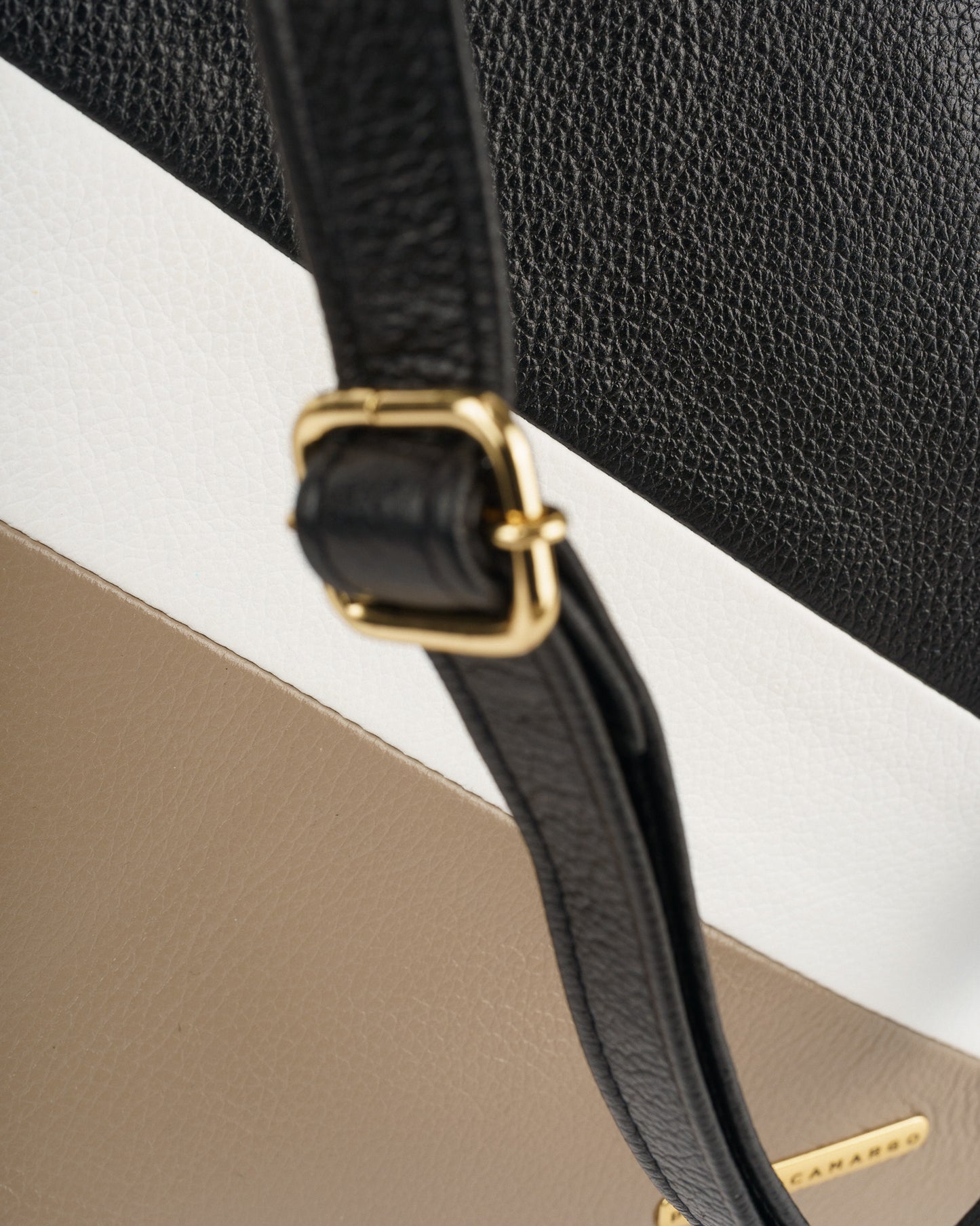 Mala Pele Preta com detalhes branco e Nude